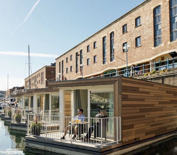 Drijvende hotelkamers met houten gevelbekleding