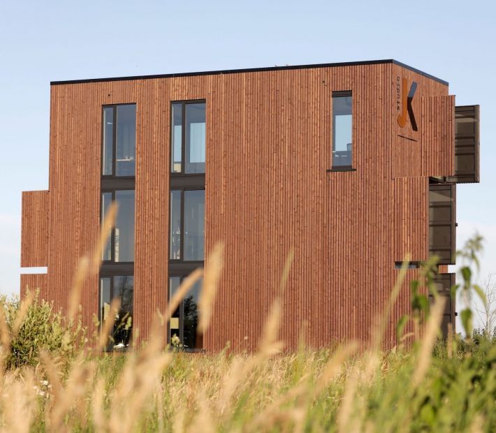 Zeecontainers als kantoorpand